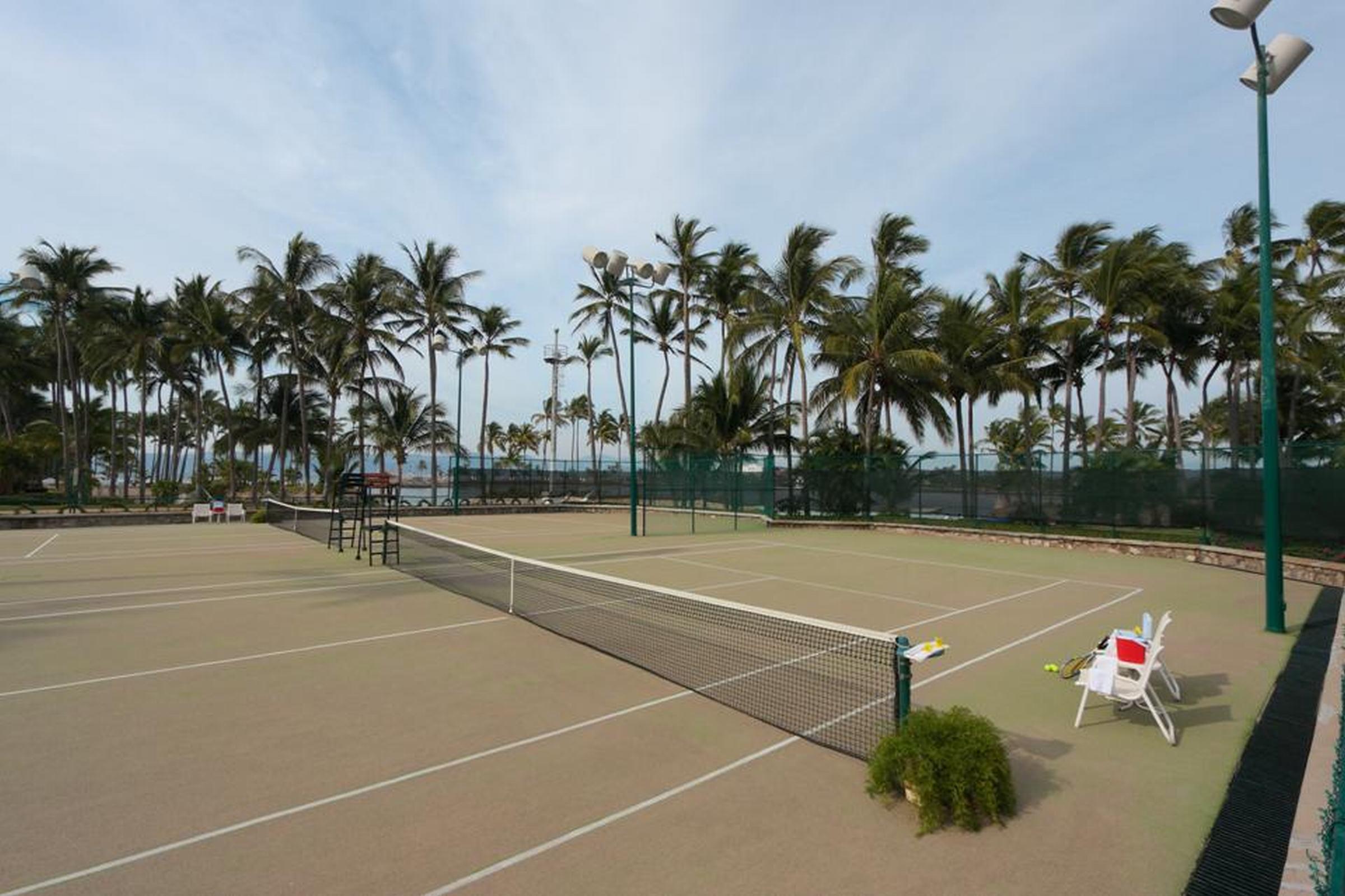 Grand Isla Navidad Golf & Spa Resort With Marina バラ・デ・ナビダード エクステリア 写真 Tennis courts at the Kahala Resort